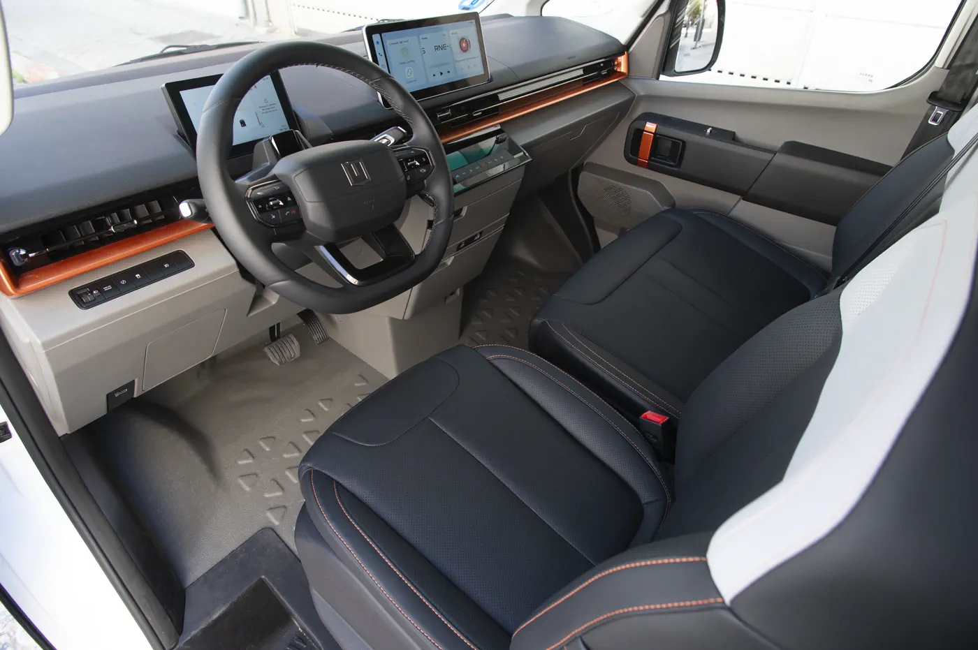 Interior de la Farizon SV: volante, pantalla táctil de 12,3 pulgadas y asientos